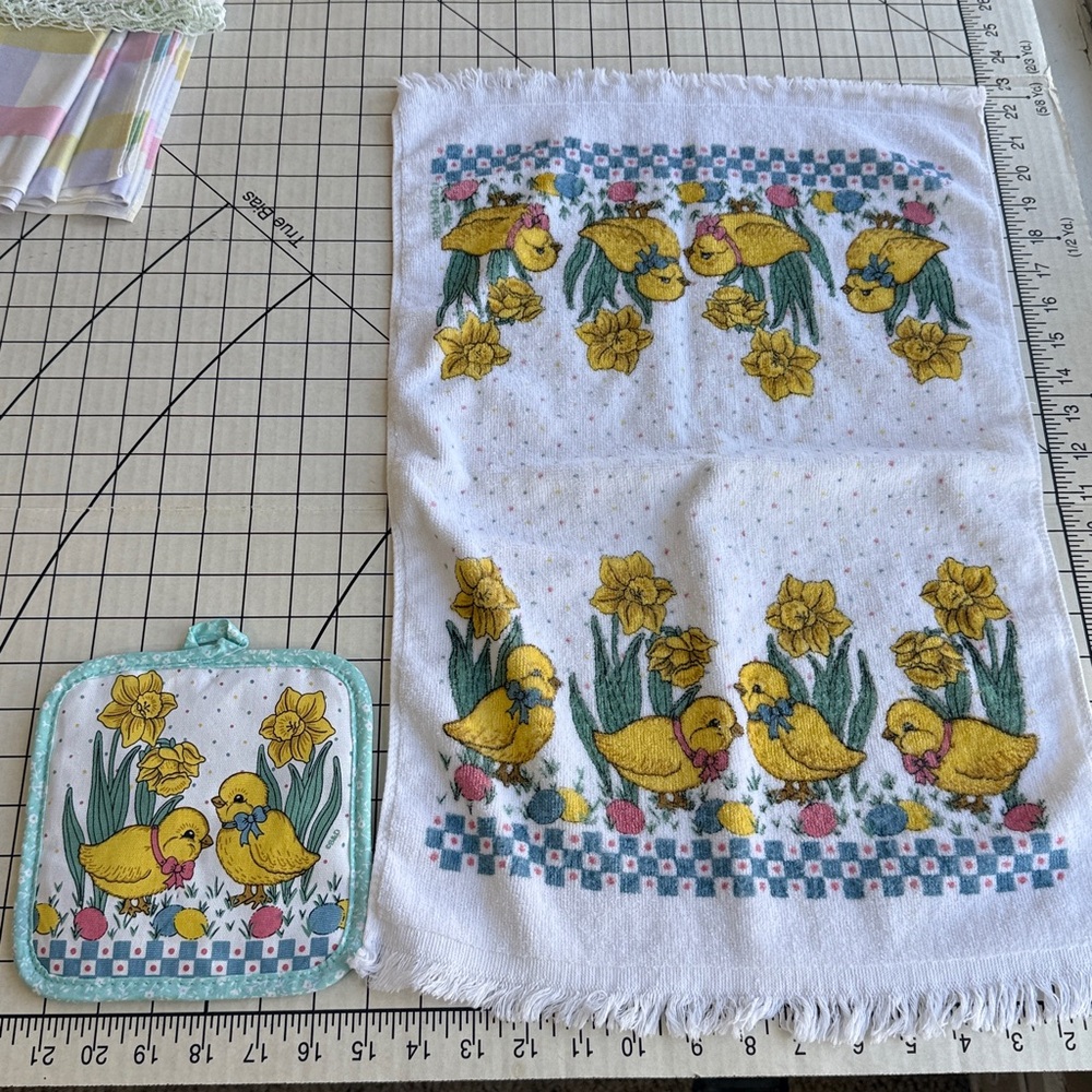 Vintage Spring Kitchen Linens Lot, 2 tablecloths, 2 table runners - Picture 3 of 16